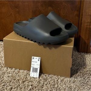 GRANITE YEEZY SLIDE SIZE 10
